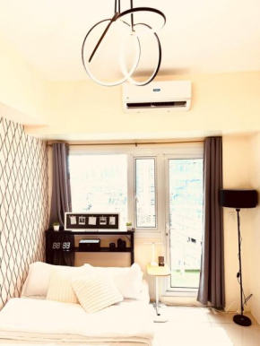 High Rise Haven in Makati with Balcony and View